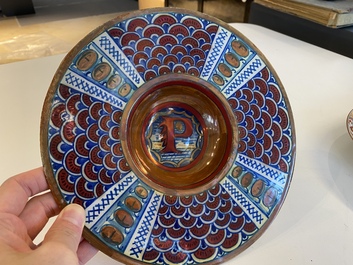 Assiette au monogramme 'P' en majolique italienne &agrave; &eacute;mail lustr&eacute;, Gubio, atelier de Maestro Giorgio, 1er quart du 16&egrave;me