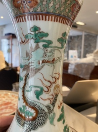 Vase de forme bouteille en porcelaine de Chine famille verte &agrave; d&eacute;cor de dragons, marque de Guangxu, 20&egrave;me