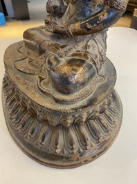 Grand Bouddha Amitayus en bronze dor&eacute; et laqu&eacute;, Chine, 18/19&egrave;me