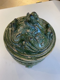 Br&ucirc;le-parfum couvert &agrave; d&eacute;cor de montagnes en gr&egrave;s porcelaineux &agrave; &eacute;mail vert, Chine, Dynastie Han de l'Est