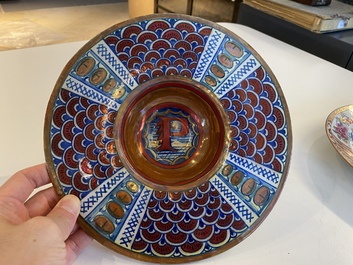 Een bord met de letter P in Italiaanse majolica met lusterglazuur, Gubio, atelier Maestro Giorgio, 1e kwart 16e eeuw