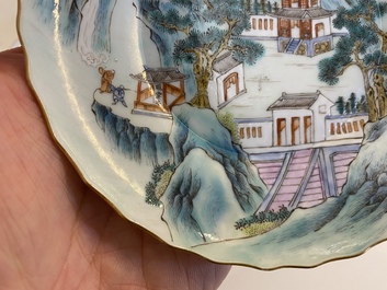 Paire de coupes aux vues sur la province de Jiangxi en porcelaine de Chine famille rose, marque de Daoguang, 19/20&egrave;me