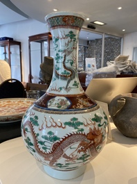 Vase de forme bouteille en porcelaine de Chine famille verte &agrave; d&eacute;cor de dragons, marque de Guangxu, 20&egrave;me