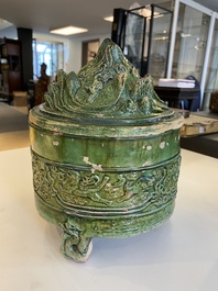 Een Chinese groen-geglazuurde wierookbrander met 'berglandschap' deksel, Oostelijke Han Dynastie