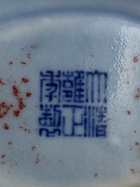 Vase 'aux perroquets' en porcelaine de Chine en bleu de lavande et rouge de cuivre, marque de Yongzheng mais probablement post&eacute;rieur