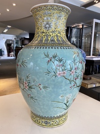 Grand vase en porcelaine de Chine de style Dayazhai &agrave; fond turquoise, marque de Yong Qing Chang Chun, 19/20&egrave;me