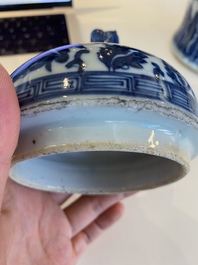 Een paar Chinese famille verte kalebasvazen en een blauw-witte dekselvaas, 19/20e eeuw