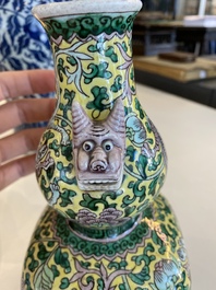 Paire de vases en porcelaine de Chine famille verte et un vase couvert en bleu et blanc, 19/20&egrave;me