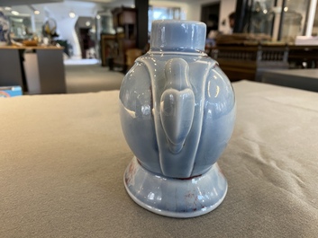 Vase 'aux perroquets' en porcelaine de Chine en bleu de lavande et rouge de cuivre, marque de Yongzheng mais probablement post&eacute;rieur