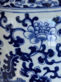 Een paar Chinese blauwwitte 'feniks' vazen, Kangxi merk, 19e eeuw