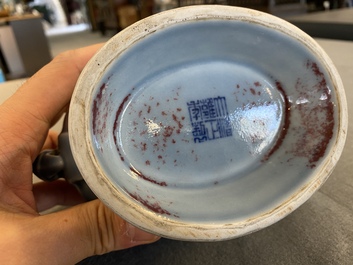 Vase 'aux perroquets' en porcelaine de Chine en bleu de lavande et rouge de cuivre, marque de Yongzheng mais probablement post&eacute;rieur