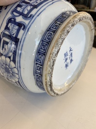 Paire de vases en porcelaine de Chine en bleu et blanc, marque de Kangxi, 19&egrave;me