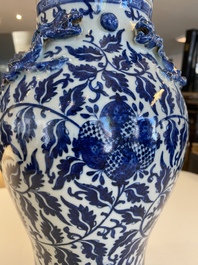 Paire de vases en porcelaine de Chine famille verte et un vase couvert en bleu et blanc, 19/20&egrave;me