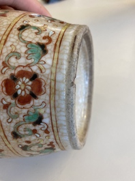 Paire de vases en porcelaine de Chine &agrave; fond craquel&eacute; pour le march&eacute; thai, 19&egrave;me