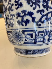 Paire de vases en porcelaine de Chine en bleu et blanc, marque de Kangxi, 19&egrave;me