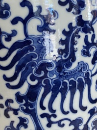 Paire de vases en porcelaine de Chine en bleu et blanc, marque de Kangxi, 19&egrave;me