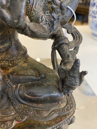Een Sino-Tibetaanse gelakte en vergulde bronzen Vasudhara, 17e eeuw