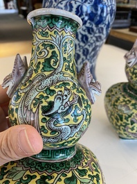 Paire de vases en porcelaine de Chine famille verte et un vase couvert en bleu et blanc, 19/20&egrave;me