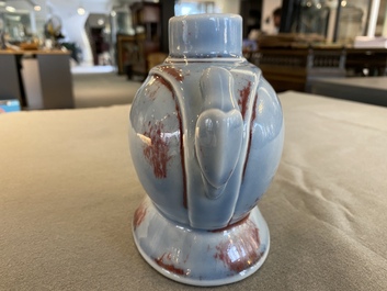 Vase 'aux perroquets' en porcelaine de Chine en bleu de lavande et rouge de cuivre, marque de Yongzheng mais probablement post&eacute;rieur