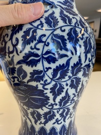 Paire de vases en porcelaine de Chine famille verte et un vase couvert en bleu et blanc, 19/20&egrave;me