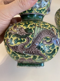 Paire de vases en porcelaine de Chine famille verte et un vase couvert en bleu et blanc, 19/20&egrave;me