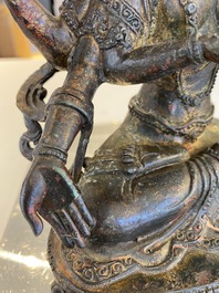 Een Sino-Tibetaanse gelakte en vergulde bronzen Vasudhara, 17e eeuw
