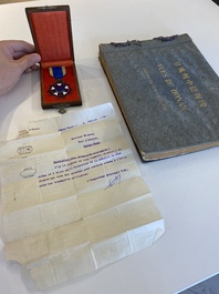 Een Chinese medaille van verdienste 1e klas, het toekenningsdocument uit 1918 en het boek: Vues du Honan, 1920