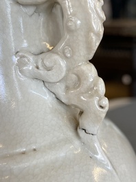 Vase en gr&egrave;s porcelaineux dite 'de Swatow' aux anses en forme de dragons, Chine, &eacute;poque Transition