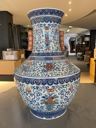 Grand vase 'hu' en porcelaine de Chine doucai, marque de Qianlong, 19&egrave;me