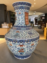 Grand vase 'hu' en porcelaine de Chine doucai, marque de Qianlong, 19&egrave;me