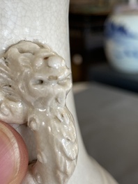 Vase en gr&egrave;s porcelaineux dite 'de Swatow' aux anses en forme de dragons, Chine, &eacute;poque Transition