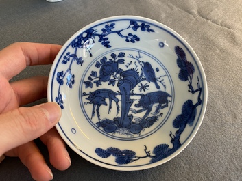 Een Chinees blauw-wit 'aap, hert en vogel' bordje, Xuande merk, Jiajing of Wanli