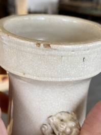 Een Chinese monochrome Swatow vaas met drakenoren, Transitie periode