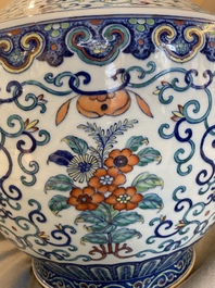 Grand vase 'hu' en porcelaine de Chine doucai, marque de Qianlong, 19&egrave;me