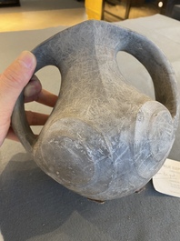 Een Chinese twee-orige amfoor in grijs aardewerk, Han