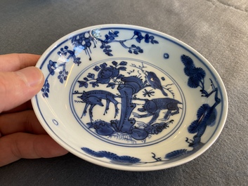 Een Chinees blauw-wit 'aap, hert en vogel' bordje, Xuande merk, Jiajing of Wanli