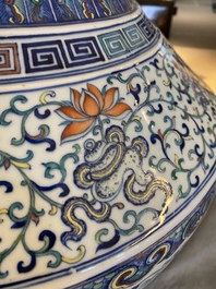 Grand vase 'hu' en porcelaine de Chine doucai, marque de Qianlong, 19&egrave;me