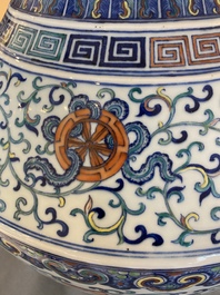 Grand vase 'hu' en porcelaine de Chine doucai, marque de Qianlong, 19&egrave;me