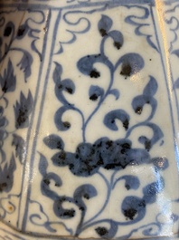 Vase de forme bouteille octagonale en porcelaine de Chine en bleu et blanc, Hongwu