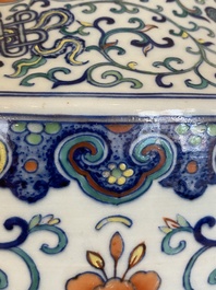 Grand vase 'hu' en porcelaine de Chine doucai, marque de Qianlong, 19&egrave;me