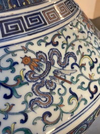 Grand vase 'hu' en porcelaine de Chine doucai, marque de Qianlong, 19&egrave;me