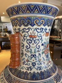 Grand vase 'hu' en porcelaine de Chine doucai, marque de Qianlong, 19&egrave;me