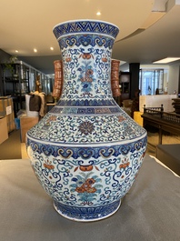 Grand vase 'hu' en porcelaine de Chine doucai, marque de Qianlong, 19&egrave;me