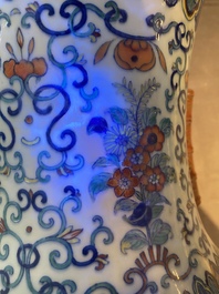 Grand vase 'hu' en porcelaine de Chine doucai, marque de Qianlong, 19&egrave;me