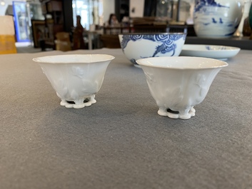 Een paar Chinese blanc de Chine libation cups, wellicht Qing