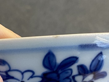 Een Chinees blauw-wit 'aap, hert en vogel' bordje, Xuande merk, Jiajing of Wanli