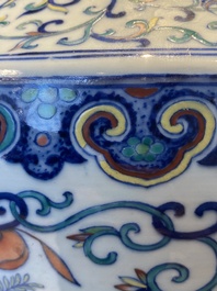 Grand vase 'hu' en porcelaine de Chine doucai, marque de Qianlong, 19&egrave;me