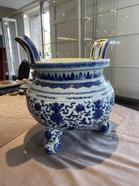 Een grote Chinese blauw-witte driepotige 'bajixiang' wierookbrander met lotusslingers, Qianlong