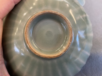 Deux bols en porcelaine de Chine c&eacute;ladon de Longquan, Song ou post&eacute;rieur