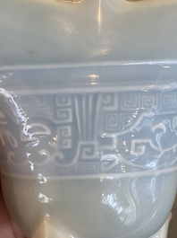 Vase &agrave; vin rituel de type 'jue' en porcelaine de Chine en bleu de lavande monochrome, marque et peut-&ecirc;tre &eacute;poque de Qianlong